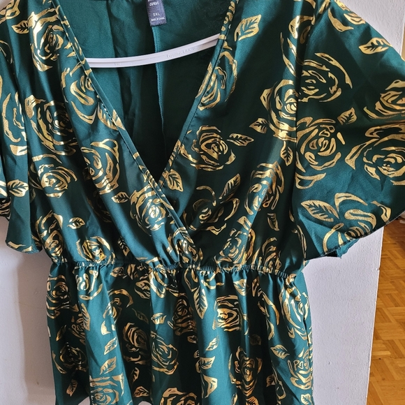 Plus Size Floral Print Surplice Front Peplum Blouse - Picture 2 of 7